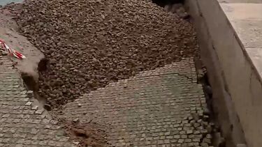 Mau tempo abre cratera na zona marginal de Vila Chã