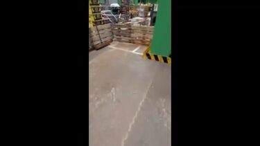 Centro logístico de supermercado em Loures inundado devido à chuva intensa