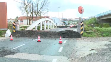 Estrada na Marinha Grande junto à Ponte das Mestras continua intransitável