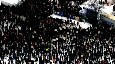 Centenas de pessoas homenageiam mulher morta por agente do ICE em Minneapolis um mês após tiroteio 