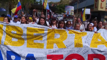 Familiares exigem libertação de presos políticos junto à prisão El Helicoide na Venezuela 