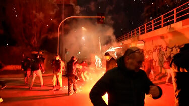 Polícia italiana lança gás lacrimogéneo após confrontos junto a recinto olímpico em Milão 