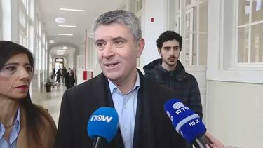 José Luís Carneiro vota e apela à mobilização dos portugueses, mesmo em "tempos difíceis"