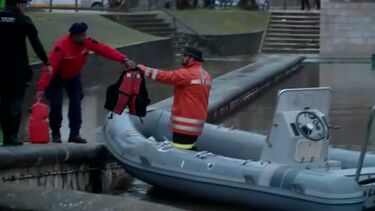 Bombeiros entregam de barco mantimentos em aldeia de Salvaterra de Magos  