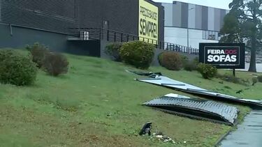 Vento forte levanta chapas metálicas de loja de grandes dimensões em Gaia  