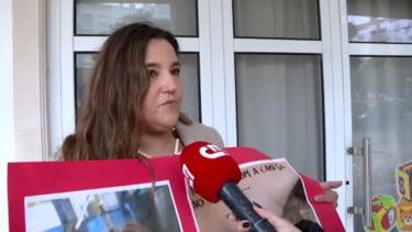 Pais manifestam-se contra suspeitas de maus-tratos em creche de Carnide. Cartazes mostram hematomas nas crianças