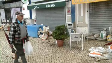 Populares fazem contas aos prejuízos em estabelecimentos de Alcácer do Sal depois de inundações