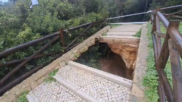 Imagens mostram profundidade de buraco que engoliu homem no Algarve 