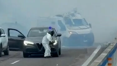 O momento em que grupo assalta carrinha de valores numa autoestrada italiana