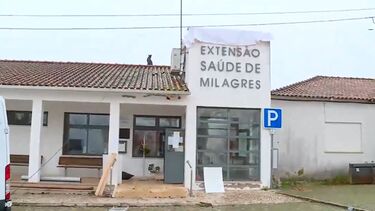 Alpinistas profissionais de construção ajudam a reparar os estragos causados pelo mau tempo no Centro de saúde de Milagres, na Marinha grande 
