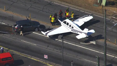 Avioneta colide com carros ao aterrar de emergência em estrada nos EUA