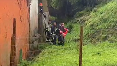 O momento em que bombeiro resgata idosa que tinha de ser retirada de casa devido ao mau tempo na Maia 