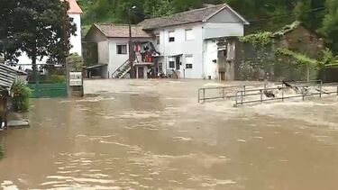 Bombeiros tentam resgatar as pessoas das suas casas em segurança na Rua da Queimada, Avintes