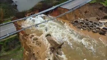 Imagens de drone mostram estrada transformada em rio em Porto Covo