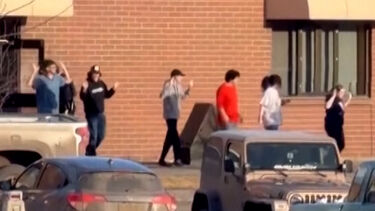 Em fila e de mãos no ar: Vídeo capta estudantes a saírem de escola secundária no Canadá onde ocorreu tiroteio   