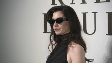 Anne Hathaway, Lana Del Rey e Ariana DeBose brilham no desfile da Ralph Lauren