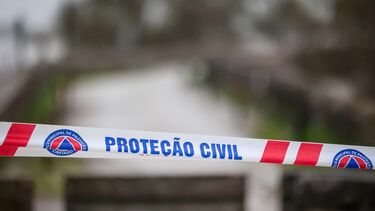 Carro cai ao rio Douro no Porto. Mulher resgatada