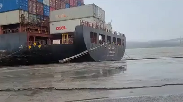 Imagens mostram navio com 260 metros a romper amarras antes de andar à deriva no Tejo