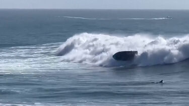O momento em que barco é ‘engolido’ por onda na Califórnia