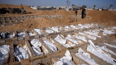 Restos mortais de palestinianos não identificados sepultados em vala comum no centro de Gaza 