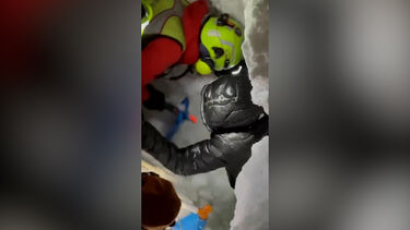 O momento em que homem é resgatado após ser atingido por avalanche no norte de Itália