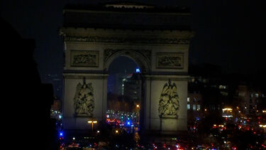 Suspeito baleado pelas autoridades depois de ameaçar polícia com faca em Paris 