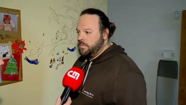 Depois da tempestade, Renato entra em casa através de dois escadotes pendurados no muro do vizinho