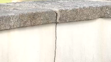 Muro em risco de derrocada fecha igreja de Arco de Baúlhe em Cabeceiras de Basto