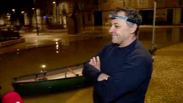 "Agora é o meu meio de transporte": morador recorre a canoa para se deslocar em Santarém devido às cheias