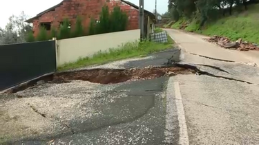 Deslizamento de estradas em Rio Maior põe casas em risco e faz 28 desalojados