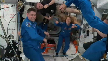 Astronautas chegam à Estação Espacial Internacional para substituir tripulação que foi retirada por motivos de sgurança