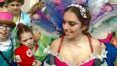 Foliões já tiveram de se abrigar da chuva no Carnaval de Loures, mas festa continua