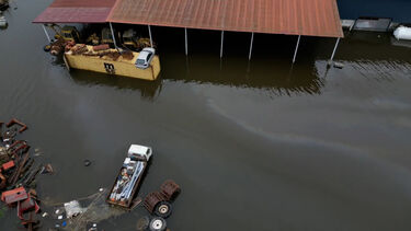 Imagens de drone mostram carro em cima de contentor marítimo e destroços espalhados pela água em Montemor-o-Velho