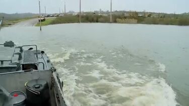Viatura anfíbio faz a travessia por estrada totalmente inundada para chegar a aldeia de Ereira  