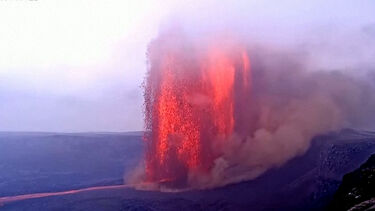 Vulcão Kilauea volta a entrar em erupção e a mostrar todo o seu esplendor 