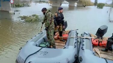 Fuzileiros utilizam bote para chegar até aldeia cercada por água