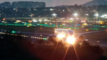 O momento em que avião com destino a Lisboa trava bruscamente para abortar descolagem em São Paulo no Brasil