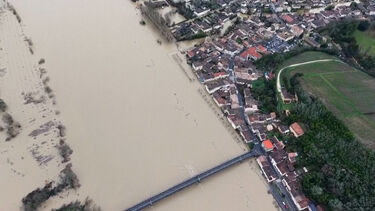 Imagens de drone mostram casas e carros submersos devido às cheias no sudoeste de França