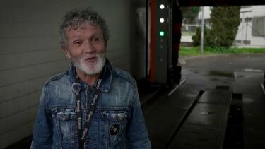 "Às vezes o mais difícil é aceitar ajuda": Alfredo acumula lixo em casa de forma compulsiva desde 2019