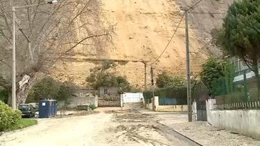 Deslizamento de terras na Costa de Caparica atinge três casas e obriga a retirar 20 pessoas