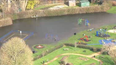 Imagens aéreas mostram inundações após semanas de chuva persistente no sul de Inglaterra 