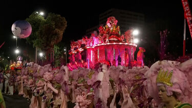 Desfiles enchem o Sambódromo na segunda noite do Carnaval do Rio de Janeiro 