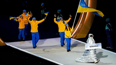 "Não apoio as ações do meu país": Russa carregou letreiro da Ucrânia na cerimónia de abertura dos Jogos Olímpicos em Milão 