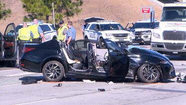 Mulher morre em acidente durante perseguição do ICE nos EUA