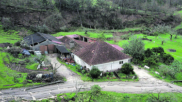 Estrada colapsa e arrasta casa mais de 13 metros em Pombal. Moradia está em risco de ruir