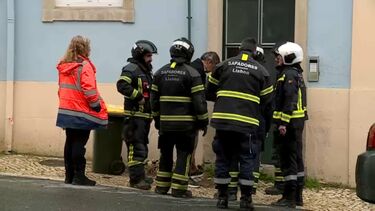 Idosa de 90 anos cai após chão de casa colapsar