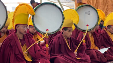 Monges rezam para dar as boas-vindas ao novo ano na Índia