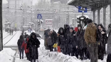 Veja as imagens do nevão que está a paralisar Bucareste