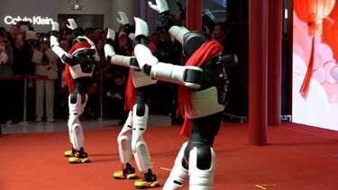 Dançam e jogam futebol: Robots que usam IA celebram Ano Novo Lunar na China