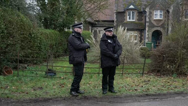 Imagens mostram aparato policial na casa de ex-príncipe André 